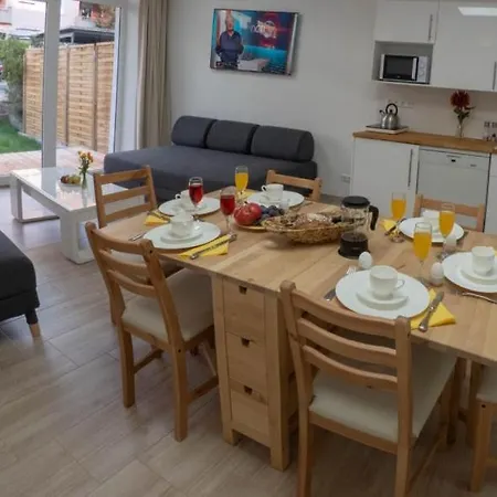 Eleonoras In Stadt Mit Terrasse Und Eigenen Parkplätzen Vor Der Tür, Für Große Gruppen Bis Zu 13 Personen Geeignet