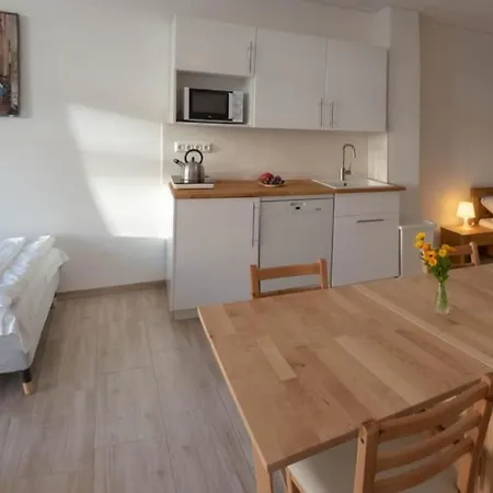 Apartment Eleonoras In Stadt Mit Terrasse Und Eigenen Parkplaetzen Vor Der Tuer, Fuer Grosse Gruppen Bis Zu 13 Personen Geeignet