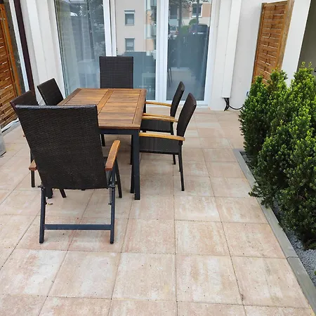 Eleonoras In Stadt Mit Terrasse Und Eigenen Parkplaetzen Vor Der Tuer, Fuer Grosse Gruppen Bis Zu 13 Personen Geeignet Apartment *