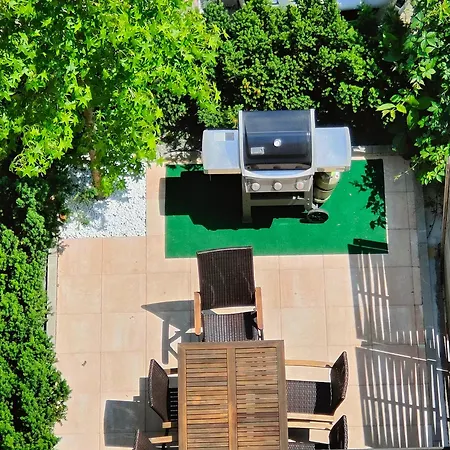 Eleonoras In Stadt Mit Terrasse Und Eigenen Parkplätzen Vor Der Tür, Für Große Gruppen Bis Zu 13 Personen Geeignet