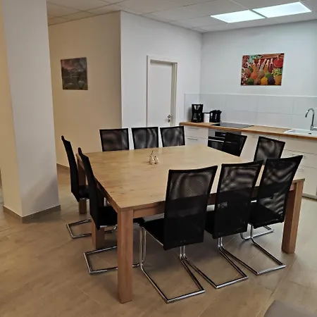 Eleonoras In Stadt Mit Terrasse Und Eigenen Parkplätzen Vor Der Tür, Für Große Gruppen Bis Zu 13 Personen Geeignet Apartment